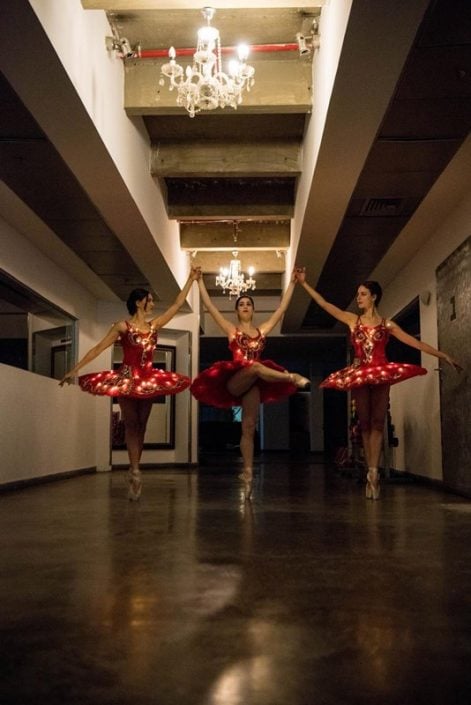 רקדניות בלט בתלבושות מוארות | זאזא