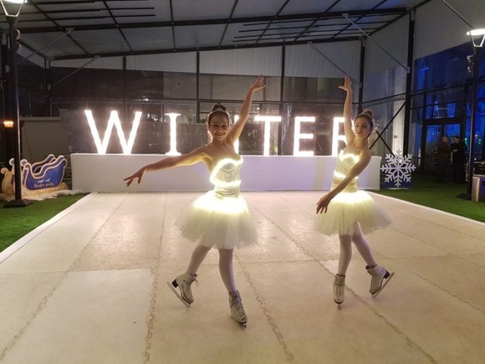 רקדניות בלט בתלבושות מוארות בהחלקה על קרח | זאזא